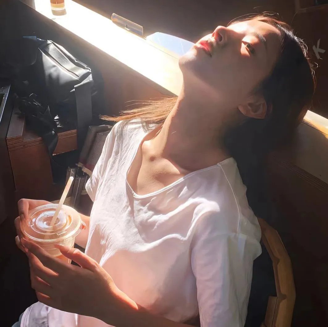 穿条纹衣的男孩